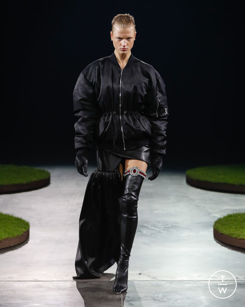 Fashion Week London Fall/Winter 2022 look 1 from the David Koma collection 女装