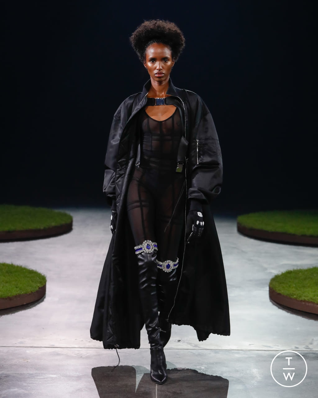 Fashion Week London Fall/Winter 2022 look 2 from the David Koma collection 女装