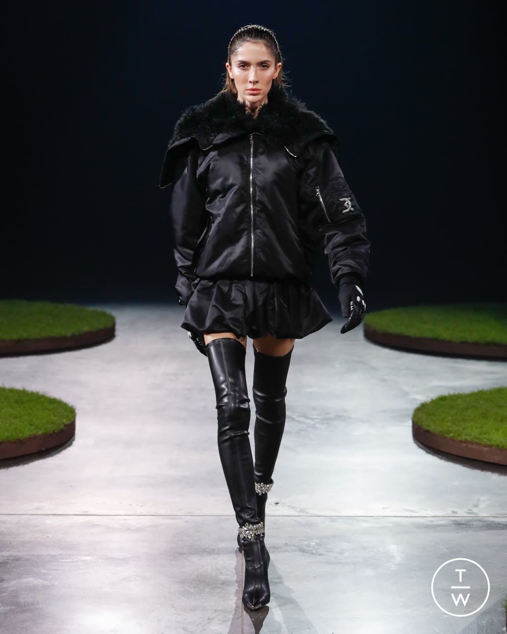 Fashion Week London Fall/Winter 2022 look 4 from the David Koma collection womenswear