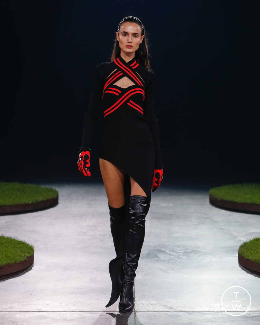 Fashion Week London Fall/Winter 2022 look 16 from the David Koma collection womenswear