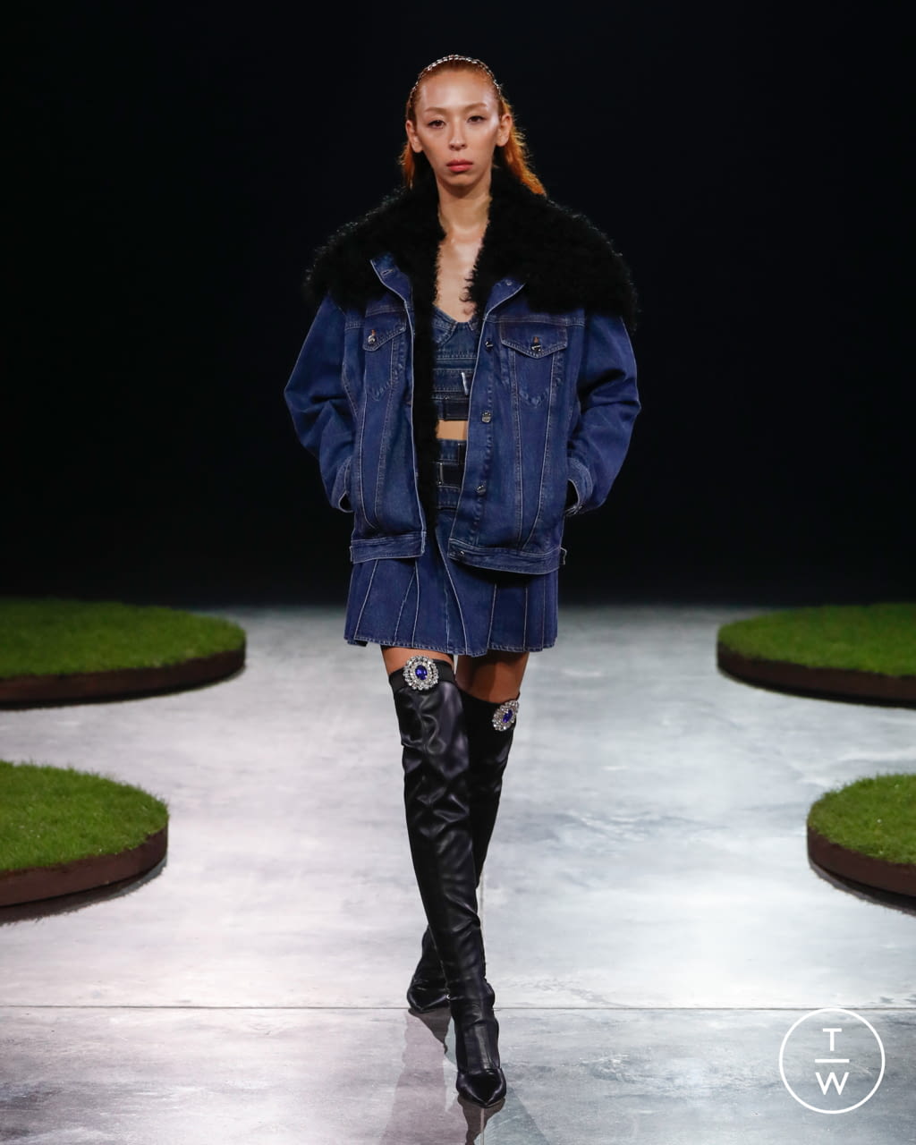 Fashion Week London Fall/Winter 2022 look 25 from the David Koma collection womenswear