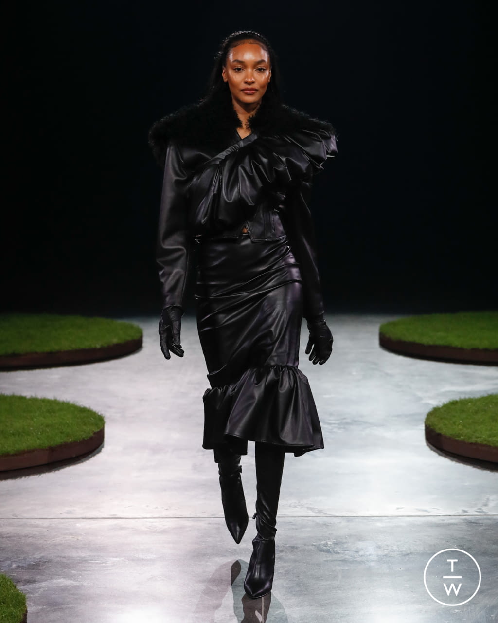 Fashion Week London Fall/Winter 2022 look 35 from the David Koma collection womenswear