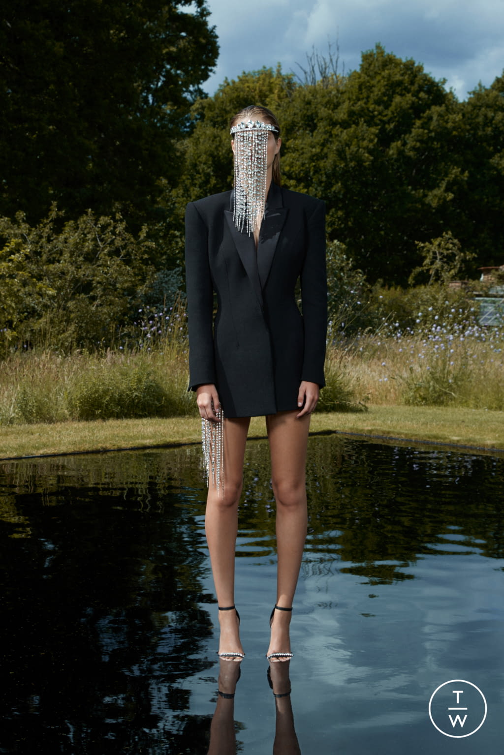 Fashion Week London Resort 2021 look 1 from the David Koma collection 女装