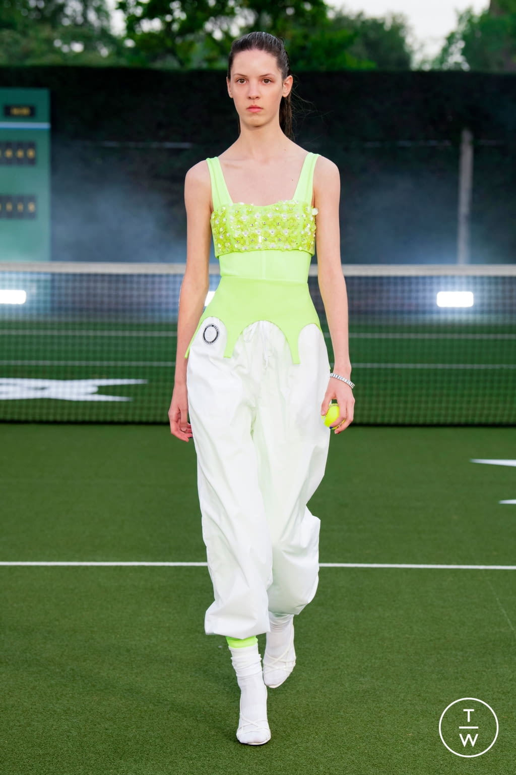 Fashion Week London Spring/Summer 2021 look 15 from the David Koma collection 女装
