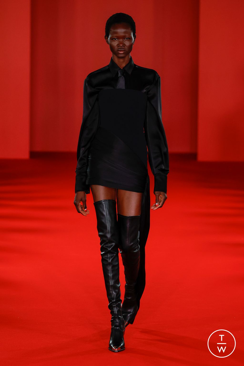 Fashion Week London Fall/Winter 2023 look 2 from the David Koma collection 女装