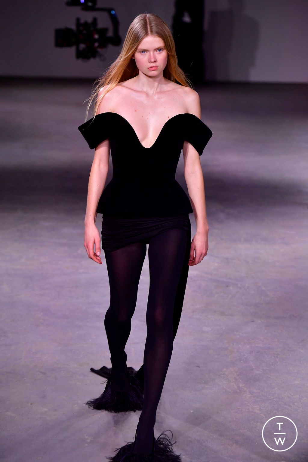 Fashion Week London Fall/Winter 2024 look 2 de la collection David Koma womenswear