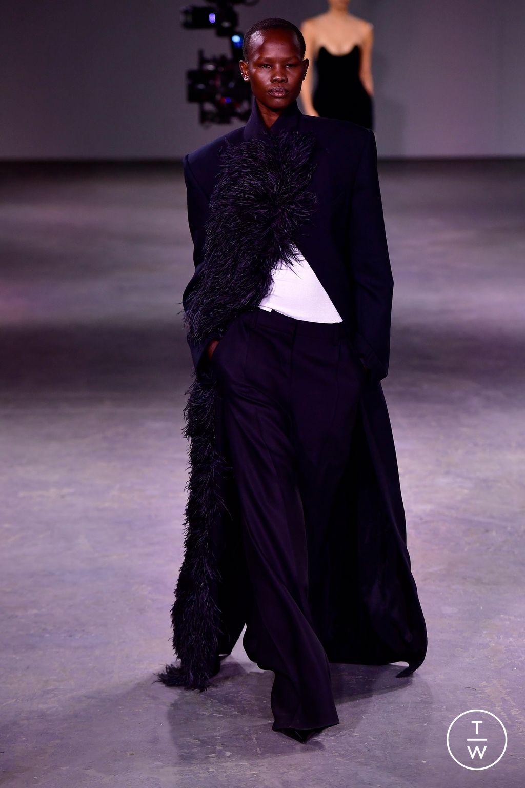 Fashion Week London Fall/Winter 2024 look 3 from the David Koma collection 女装