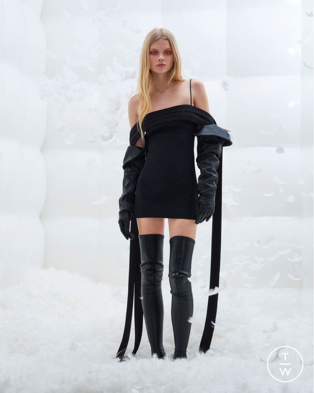 Fashion Week London Pre-Fall 2024 look 21 from the David Koma collection womenswear