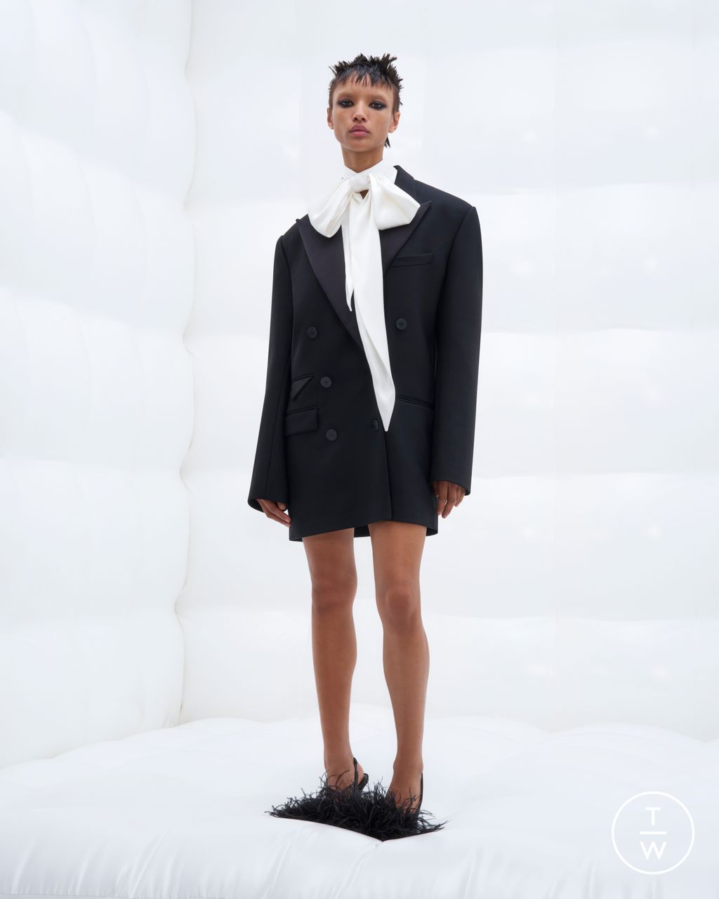 Fashion Week London Pre-Fall 2024 look 25 from the David Koma collection 女装