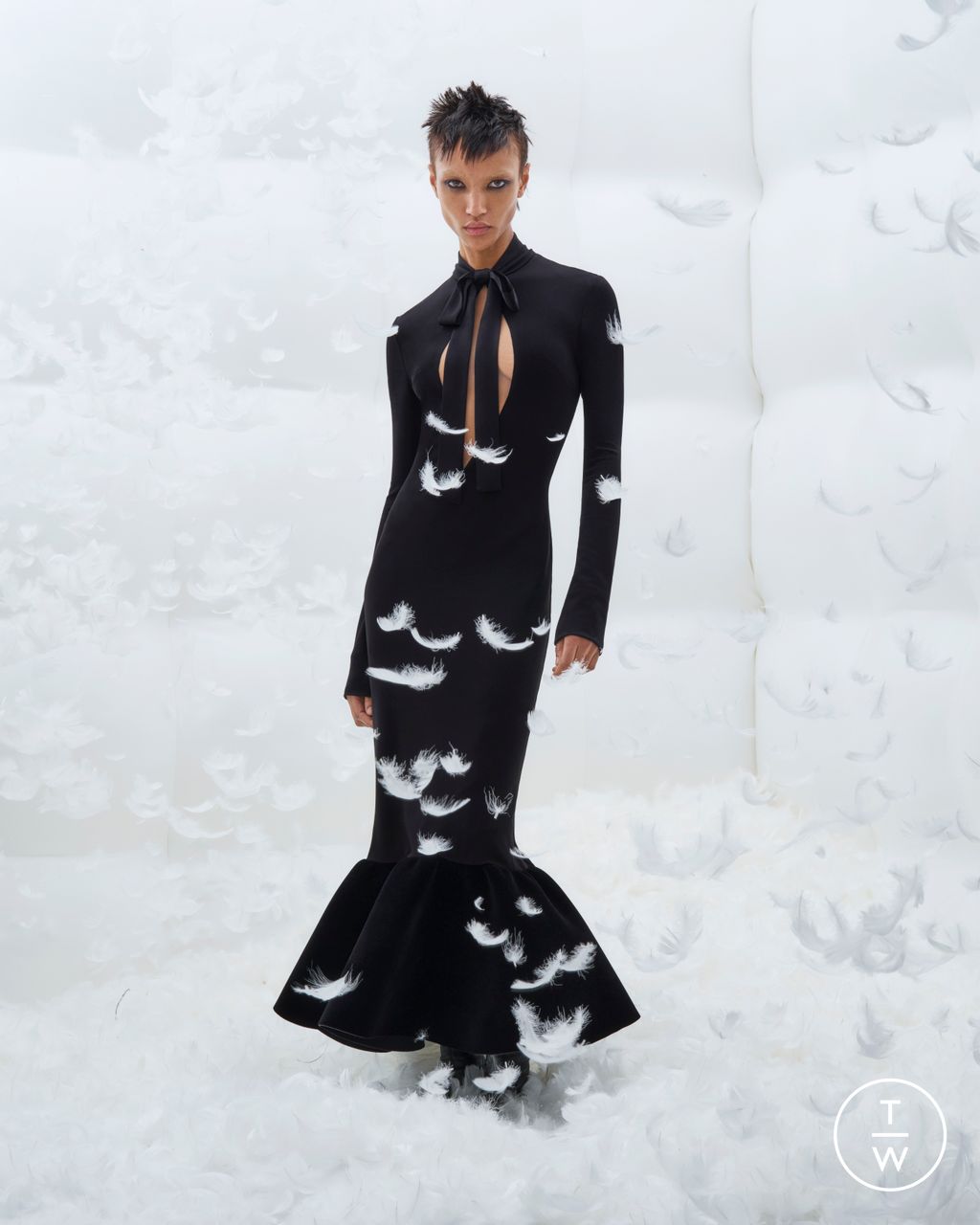 Fashion Week London Pre-Fall 2024 look 35 from the David Koma collection 女装
