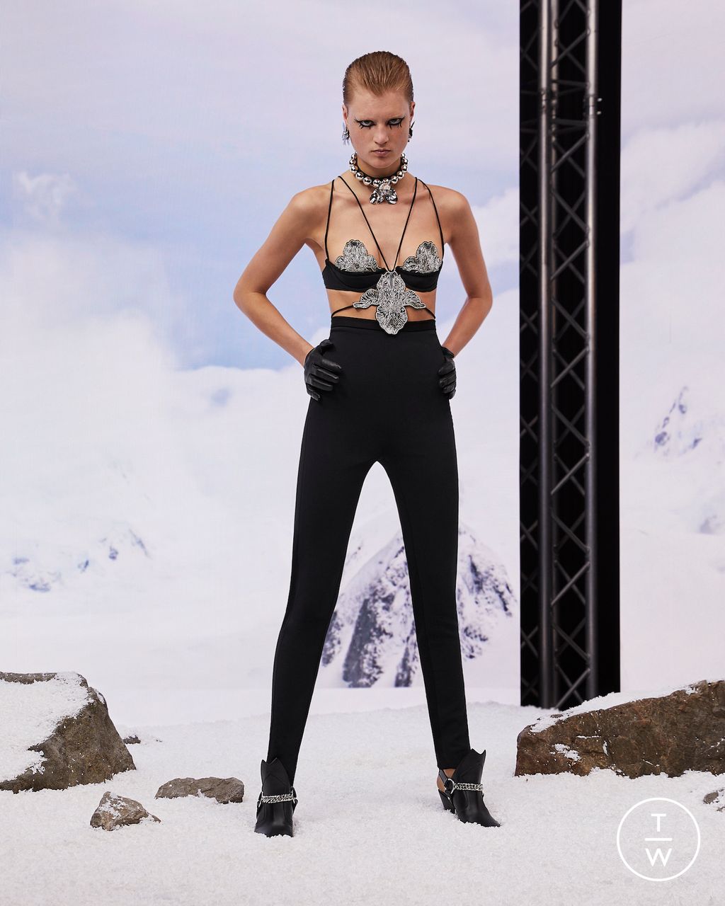 Fashion Week London Resort 2023 look 34 from the David Koma collection 女装