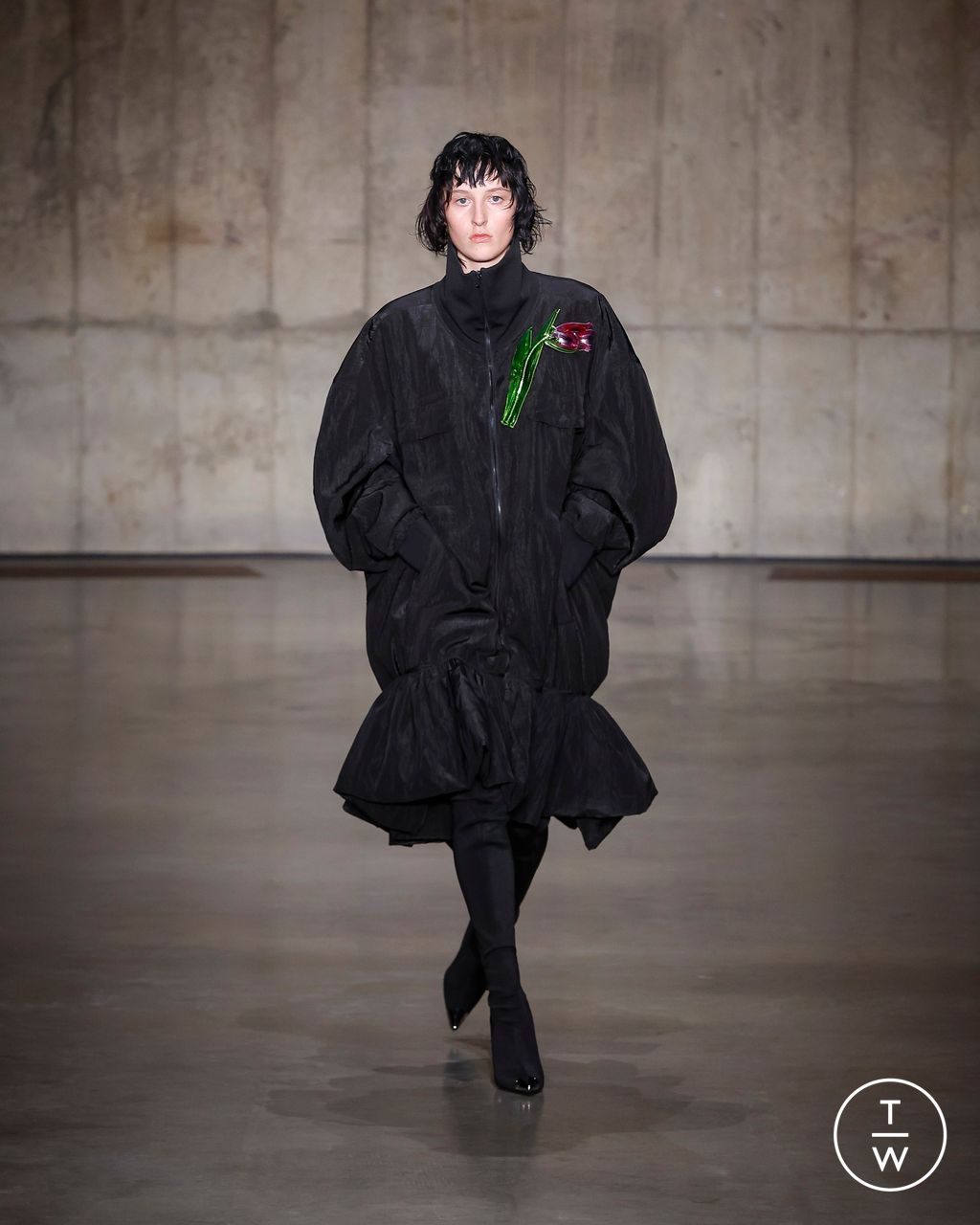 Fashion Week London Spring/Summer 2024 look 49 from the David Koma collection 女装