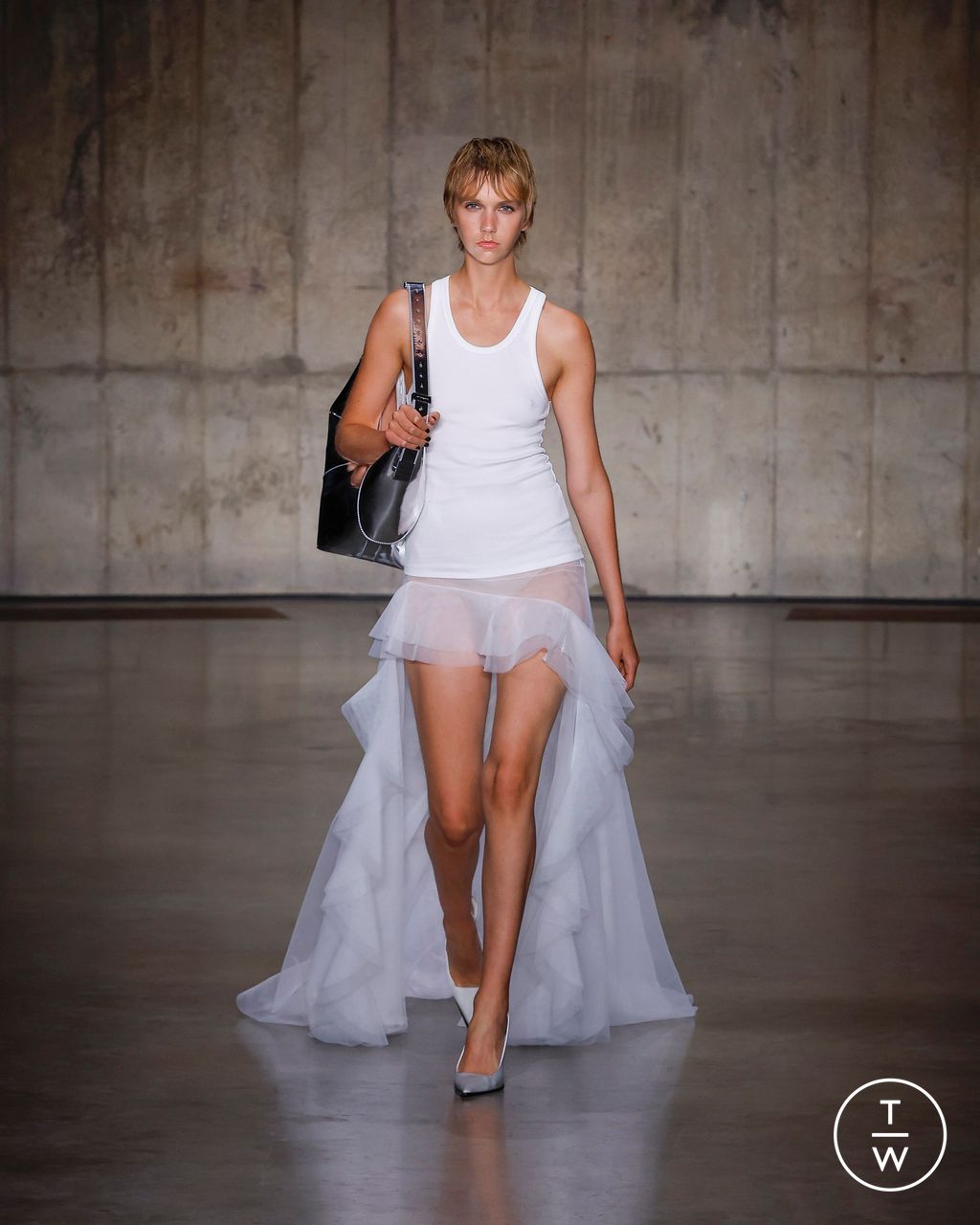Fashion Week London Spring/Summer 2024 look 54 from the David Koma collection 女装