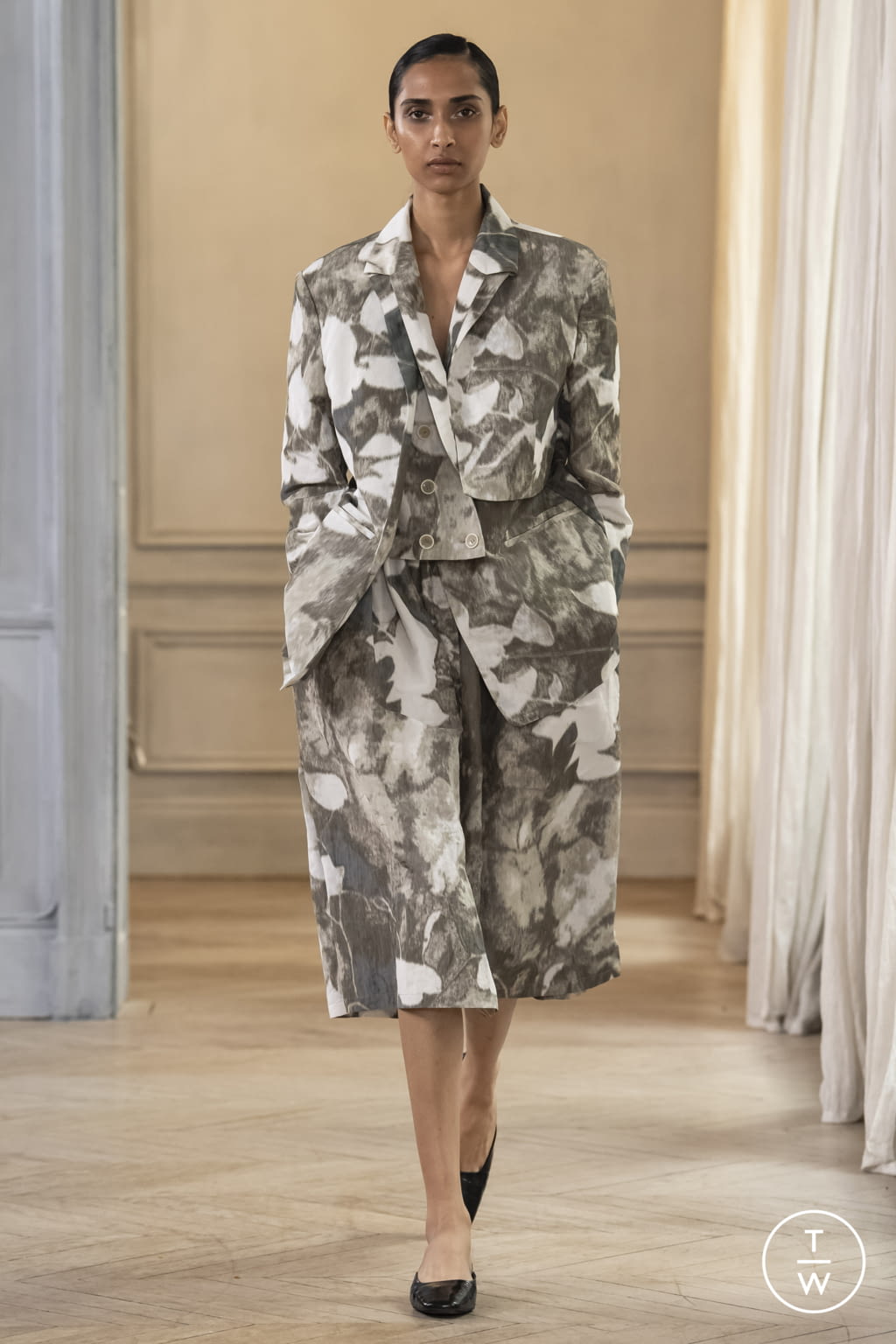 Fashion Week Paris Spring/Summer 2022 look 3 from the Dawei collection womenswear