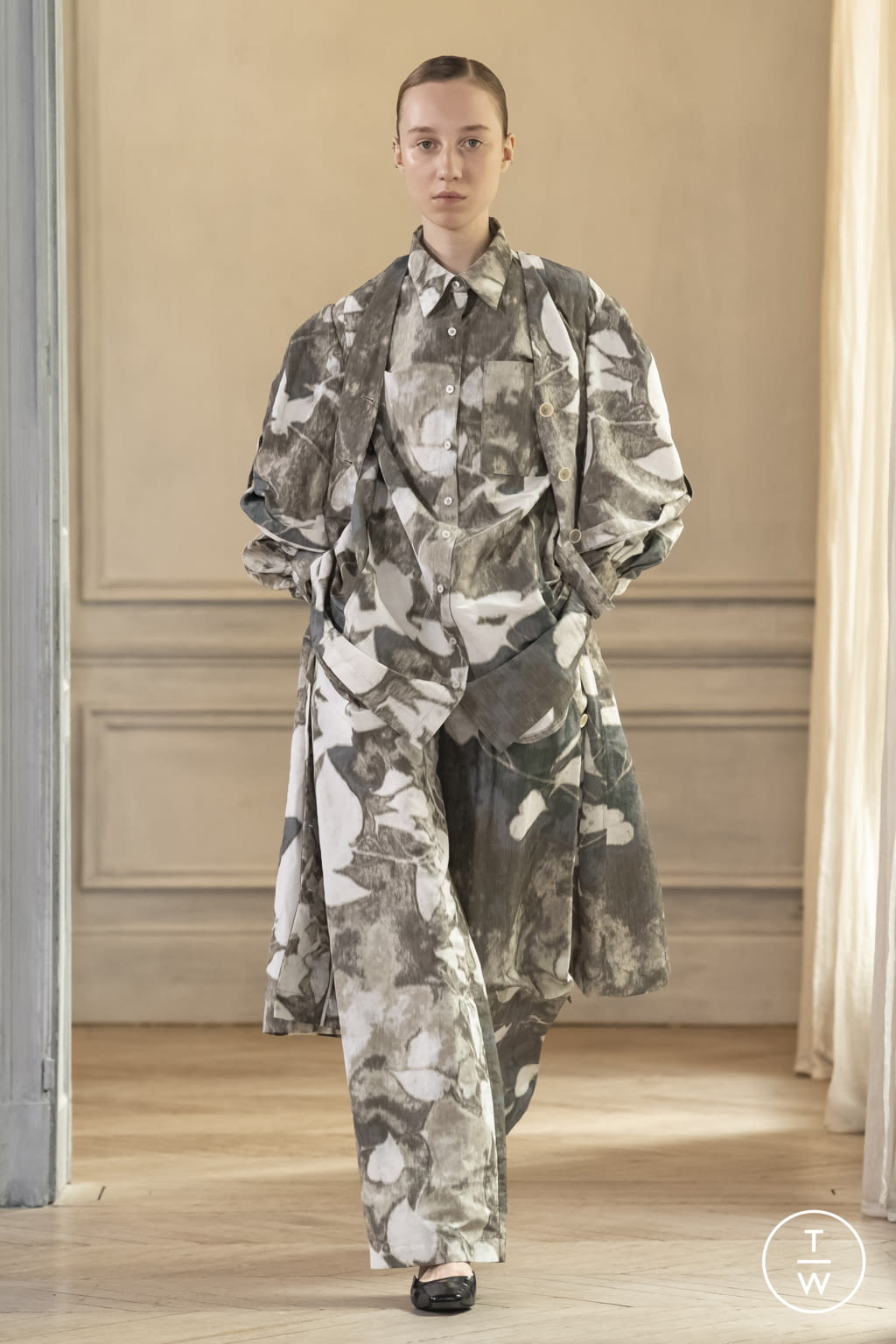Fashion Week Paris Spring/Summer 2022 look 2 from the Dawei collection womenswear