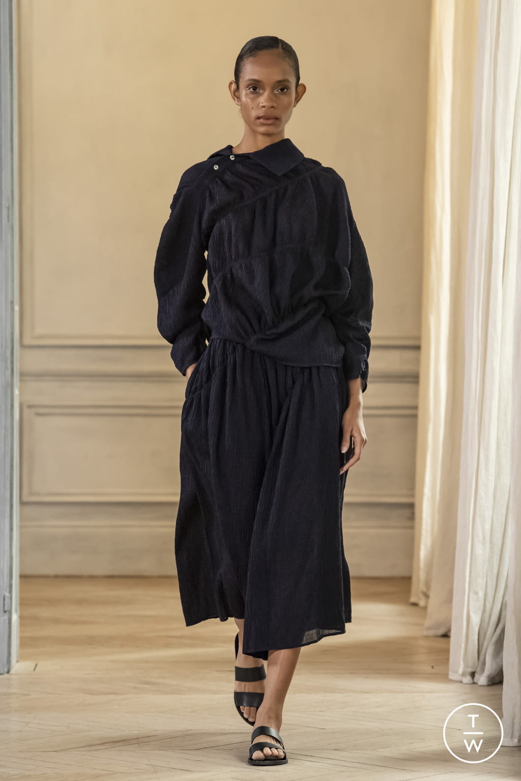 Fashion Week Paris Spring/Summer 2022 look 10 from the Dawei collection womenswear