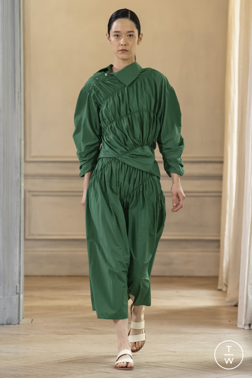 Fashion Week Paris Spring/Summer 2022 look 18 from the Dawei collection womenswear