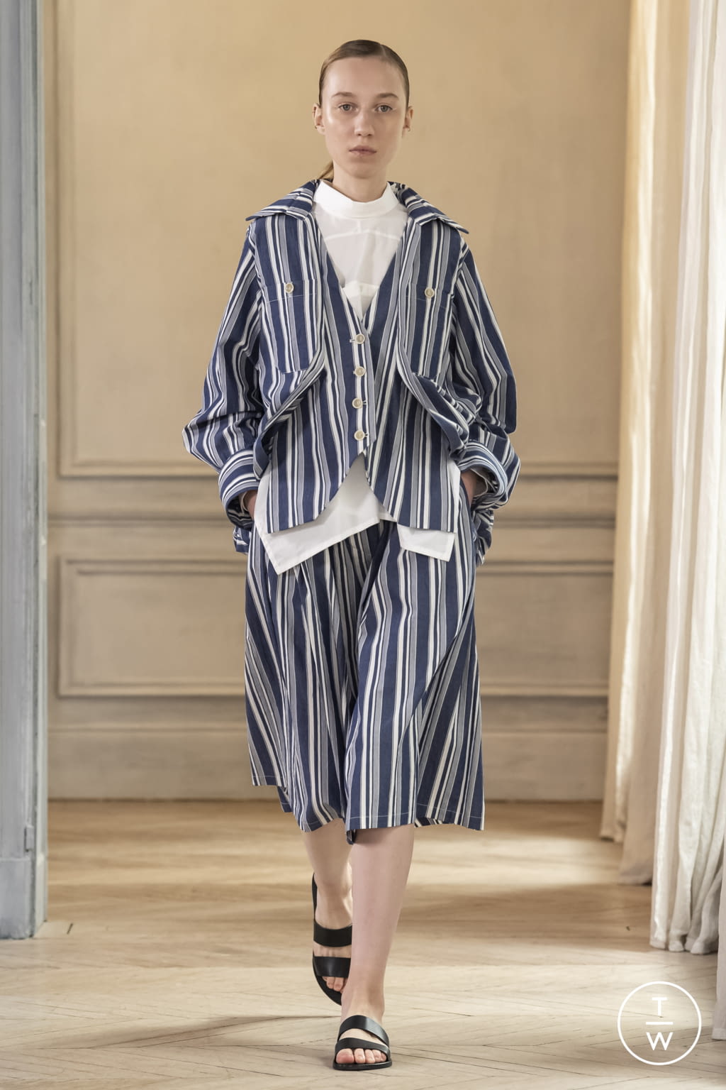 Fashion Week Paris Spring/Summer 2022 look 23 from the Dawei collection womenswear