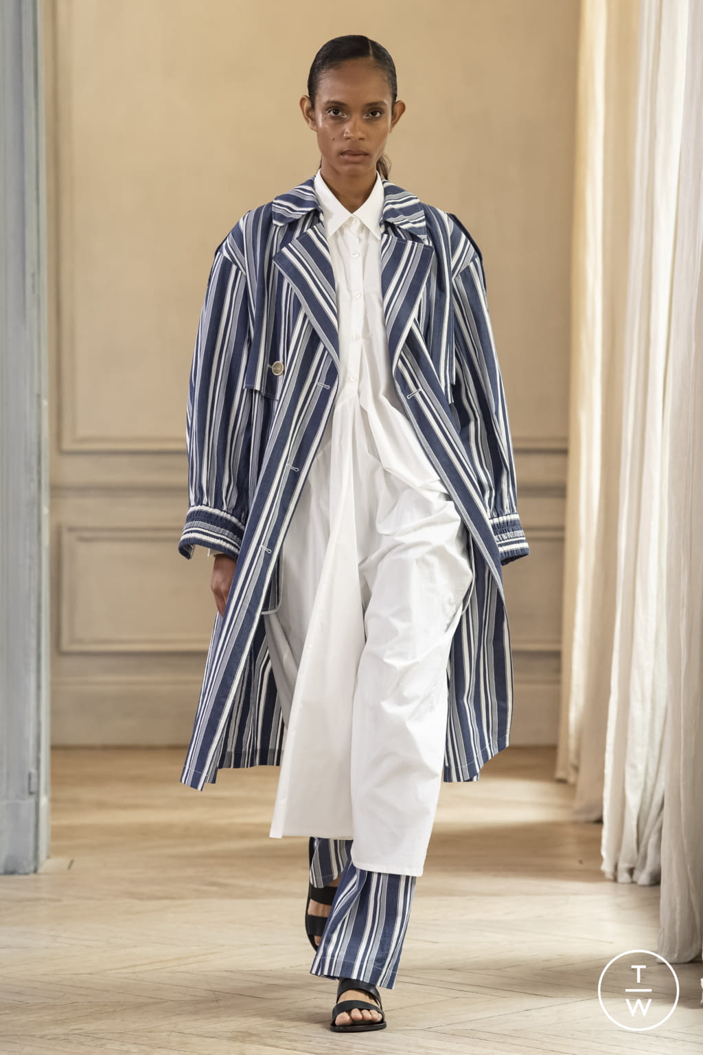 Fashion Week Paris Spring/Summer 2022 look 24 from the Dawei collection womenswear