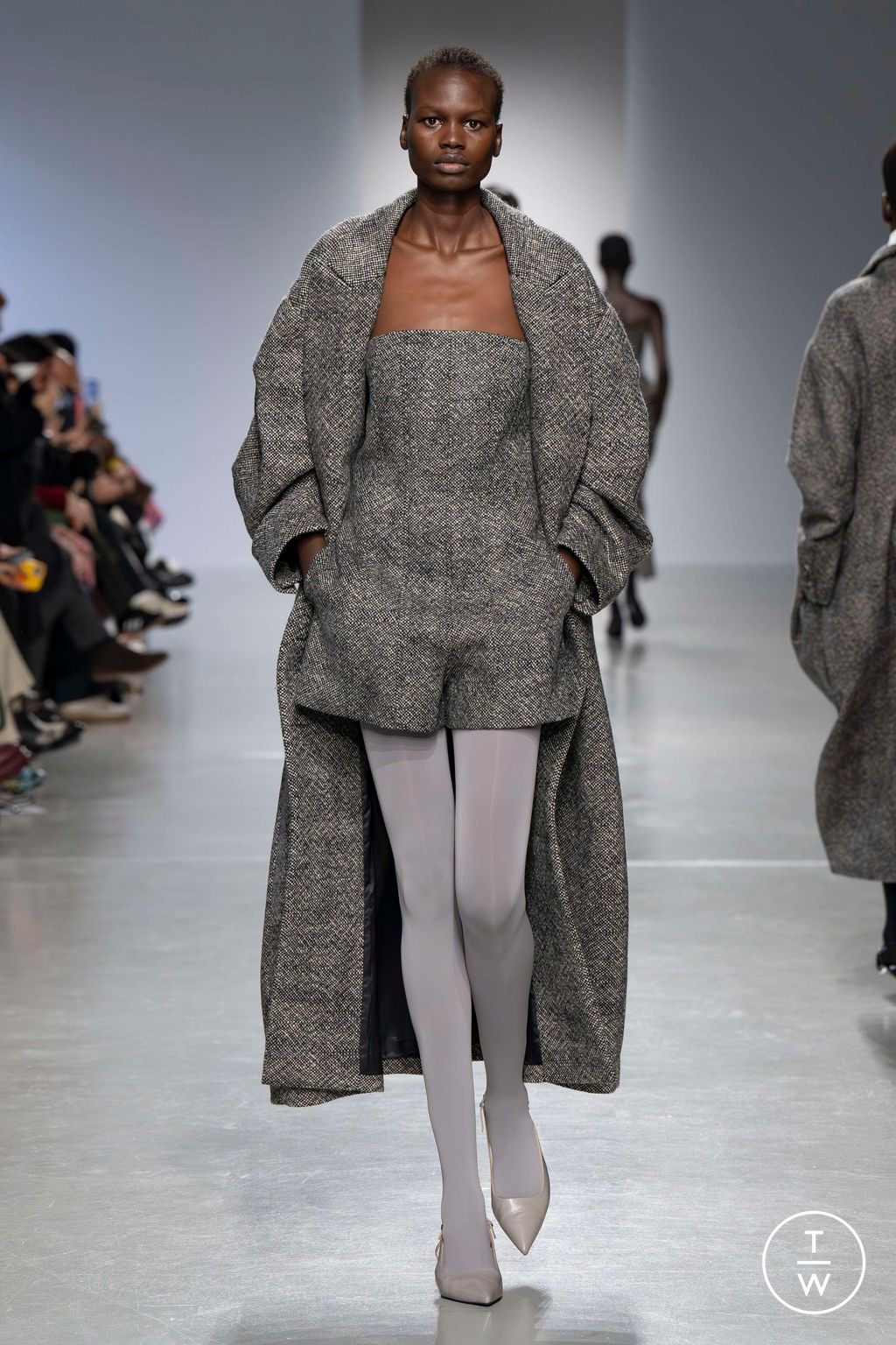 Fashion Week Paris Fall/Winter 2024 look 12 de la collection Dawei womenswear
