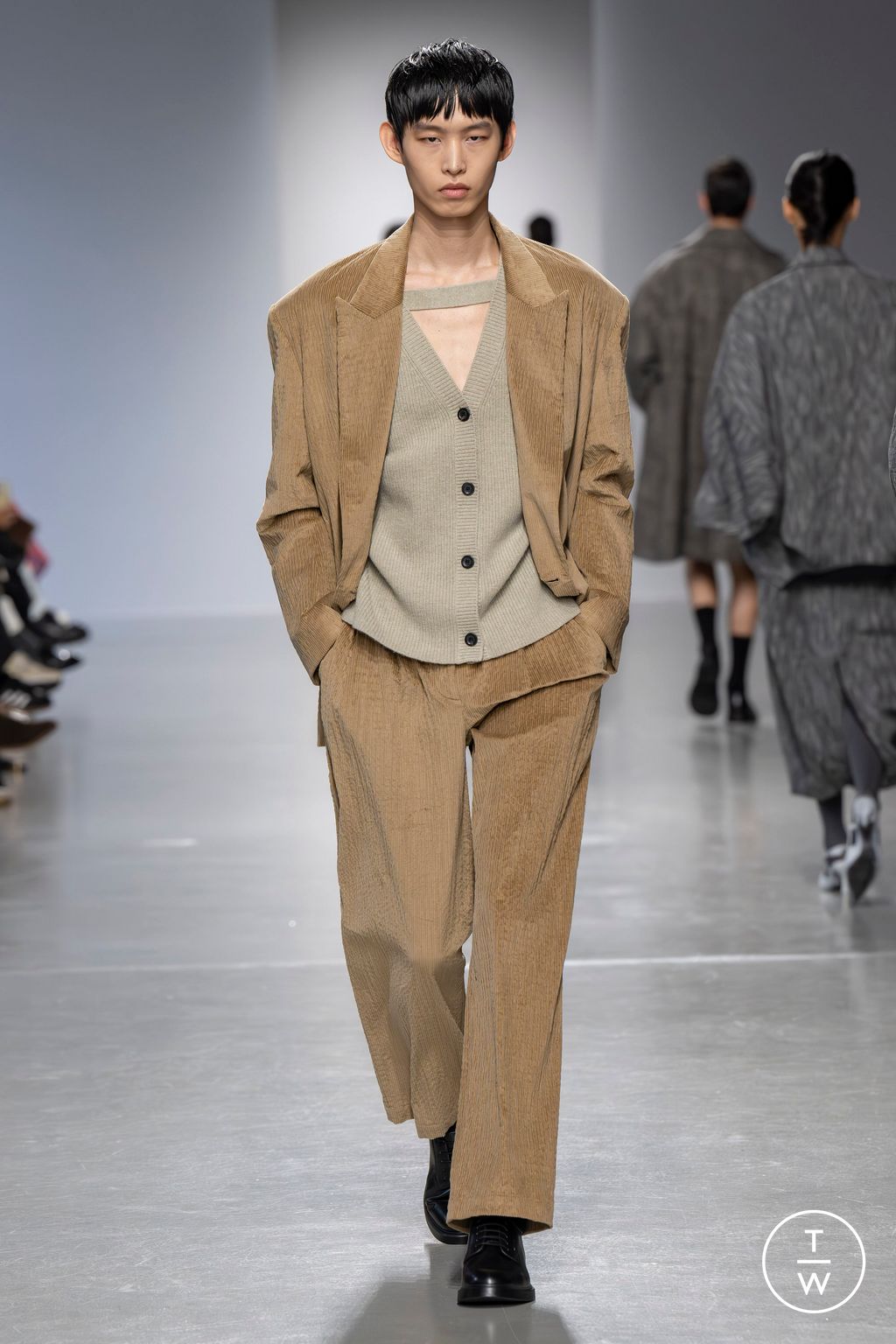 Fashion Week Paris Fall/Winter 2024 look 16 from the Dawei collection womenswear