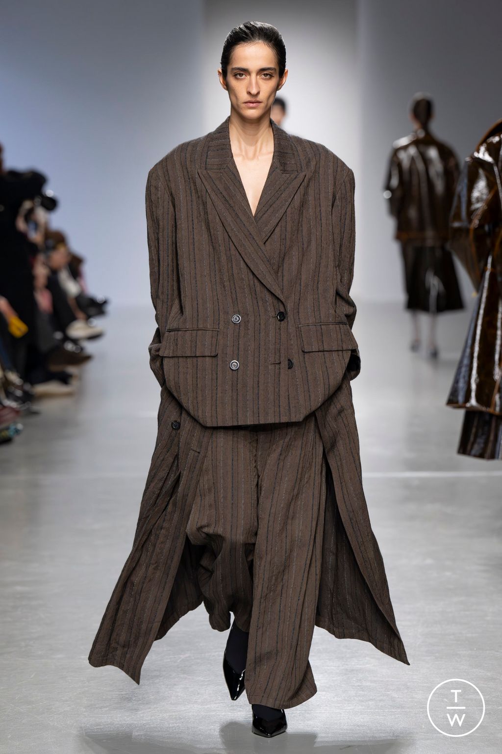 Fashion Week Paris Fall/Winter 2024 look 32 from the Dawei collection 女装