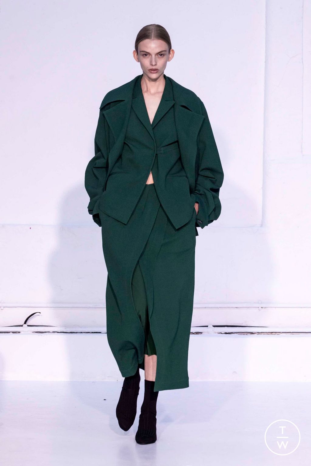 Fashion Week Paris Fall/Winter 2023 look 10 from the Dawei collection womenswear