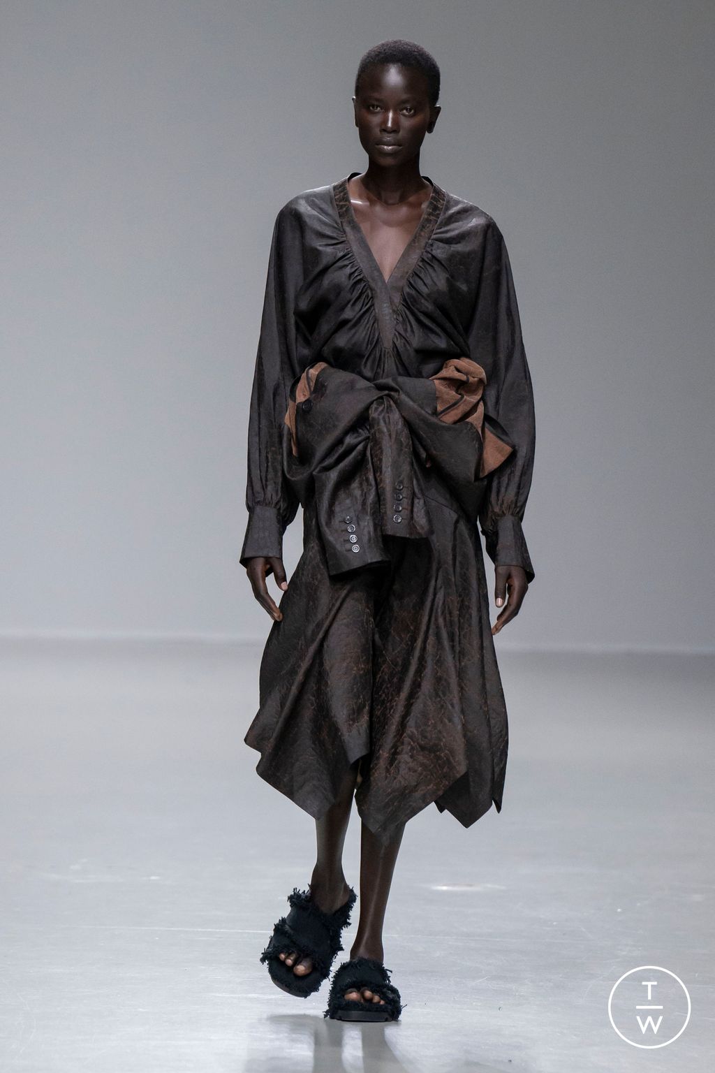 Fashion Week Paris Spring/Summer 2024 look 16 from the Dawei collection 女装