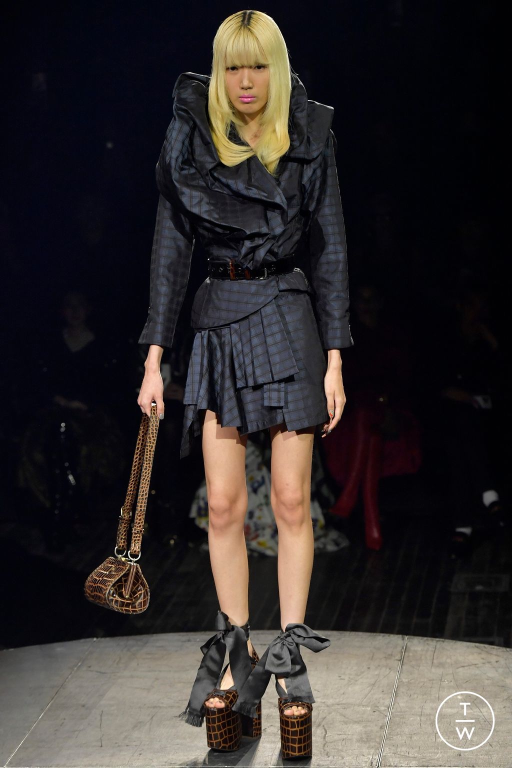 Fashion Week Paris Spring/Summer 2023 look 18 from the Andreas Kronthaler for Vivienne Westwood collection womenswear