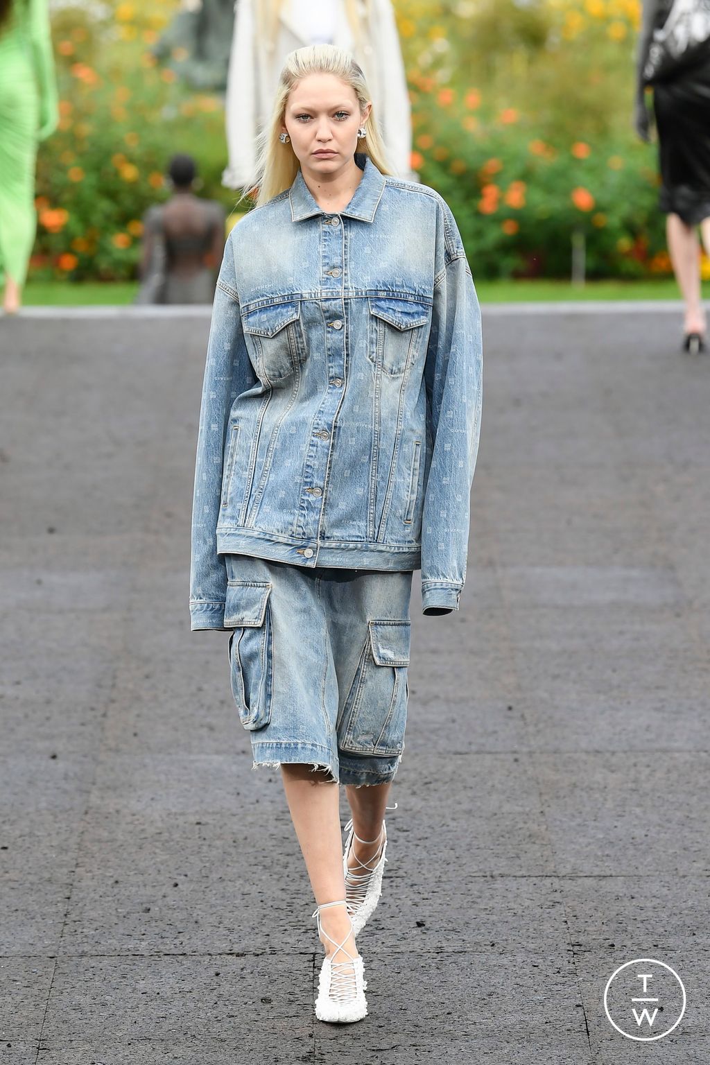 Fashion Week Paris Spring/Summer 2023 look 18 from the Givenchy collection 女装