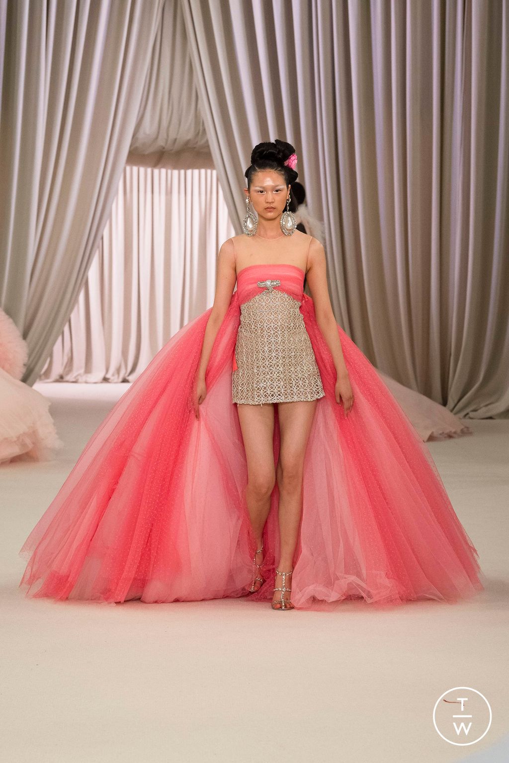 Fashion Week Paris Spring/Summer 2023 look 34 from the Giambattista Valli collection couture