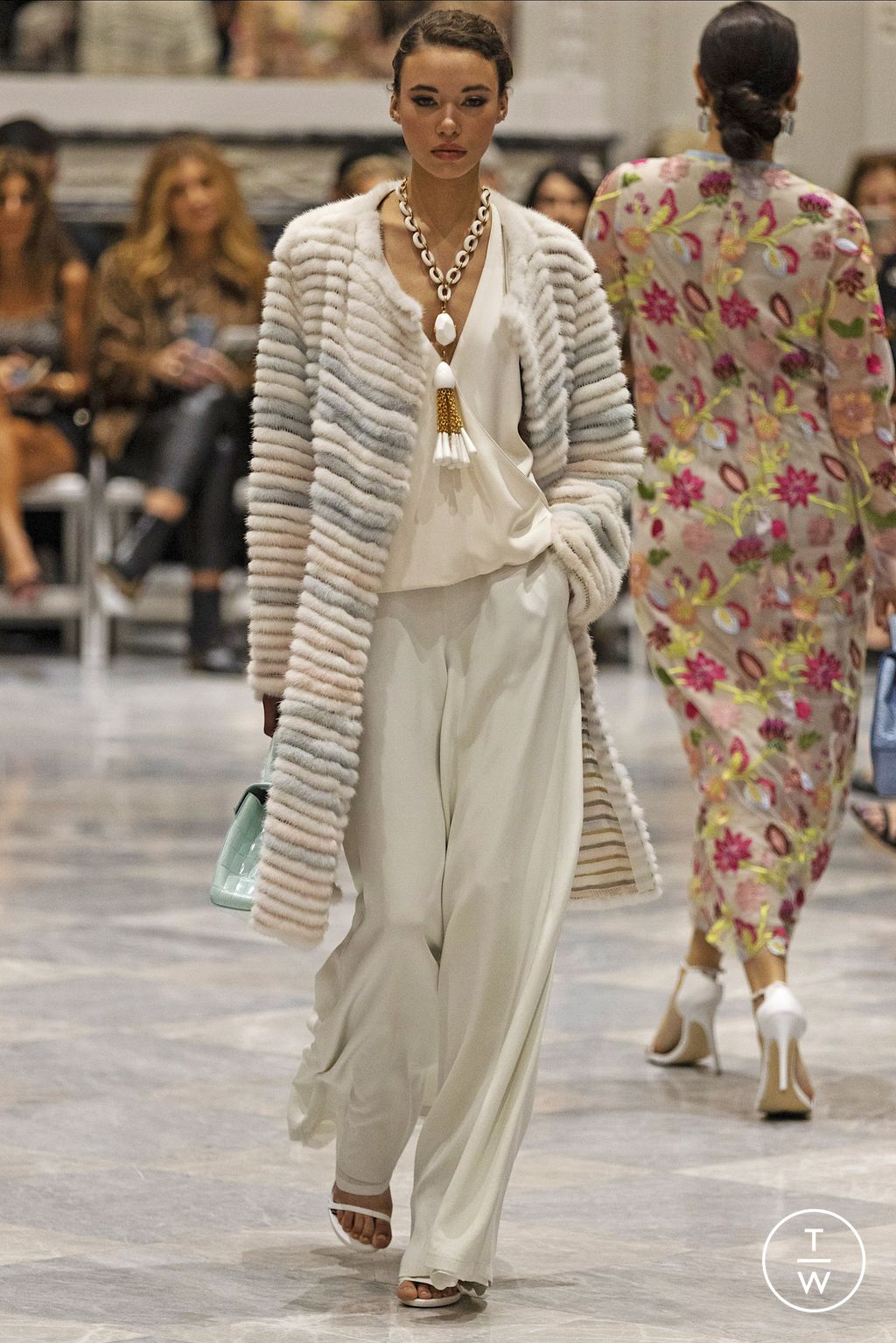 Fashion Week New York Spring/Summer 2023 look 17 de la collection Dennis Basso womenswear