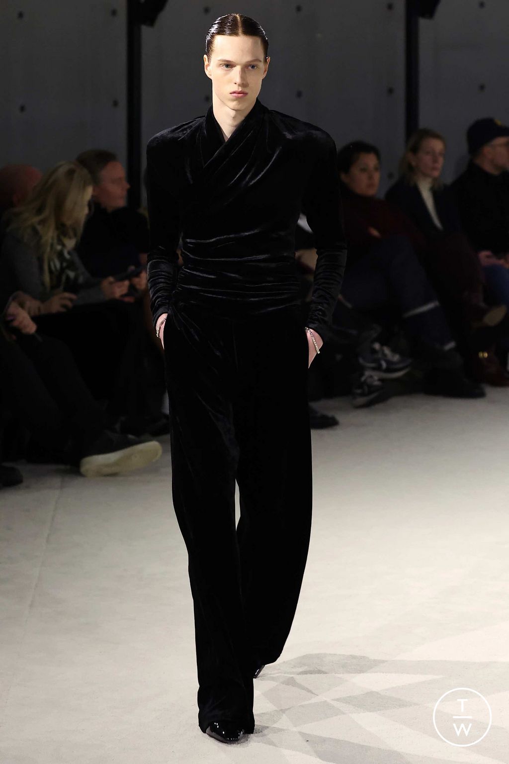 Fashion Week Paris Fall/Winter 2023 look 36 from the Saint Laurent collection 男装