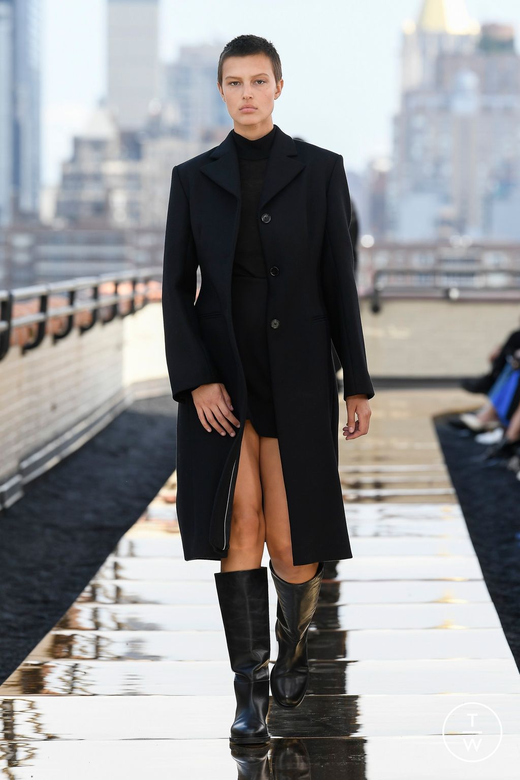 Fashion Week New York Fall/Winter 2022 look 27 from the Cos collection womenswear