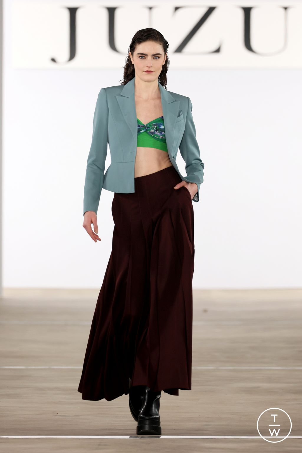 Fashion Week New York Fall/Winter 2024 look 39 from the Juzui collection 女装