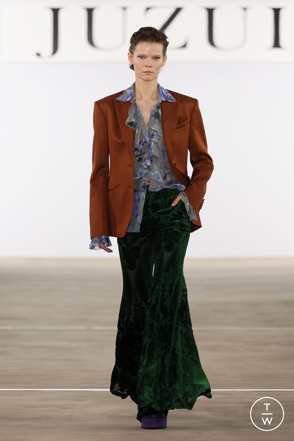 Fashion Week New York Fall/Winter 2024 look 38 from the Juzui collection 女装