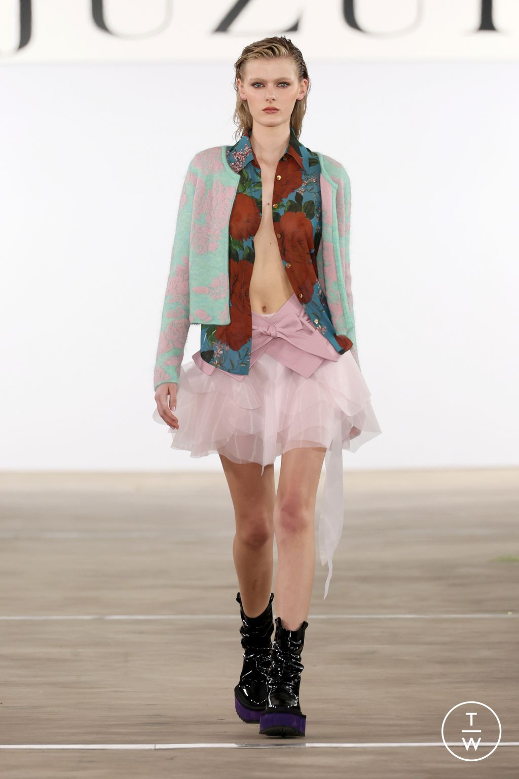 Fashion Week New York Fall/Winter 2024 look 35 from the Juzui collection 女装