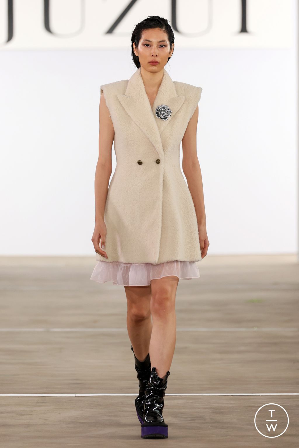 Fashion Week New York Fall/Winter 2024 look 11 from the Juzui collection 女装