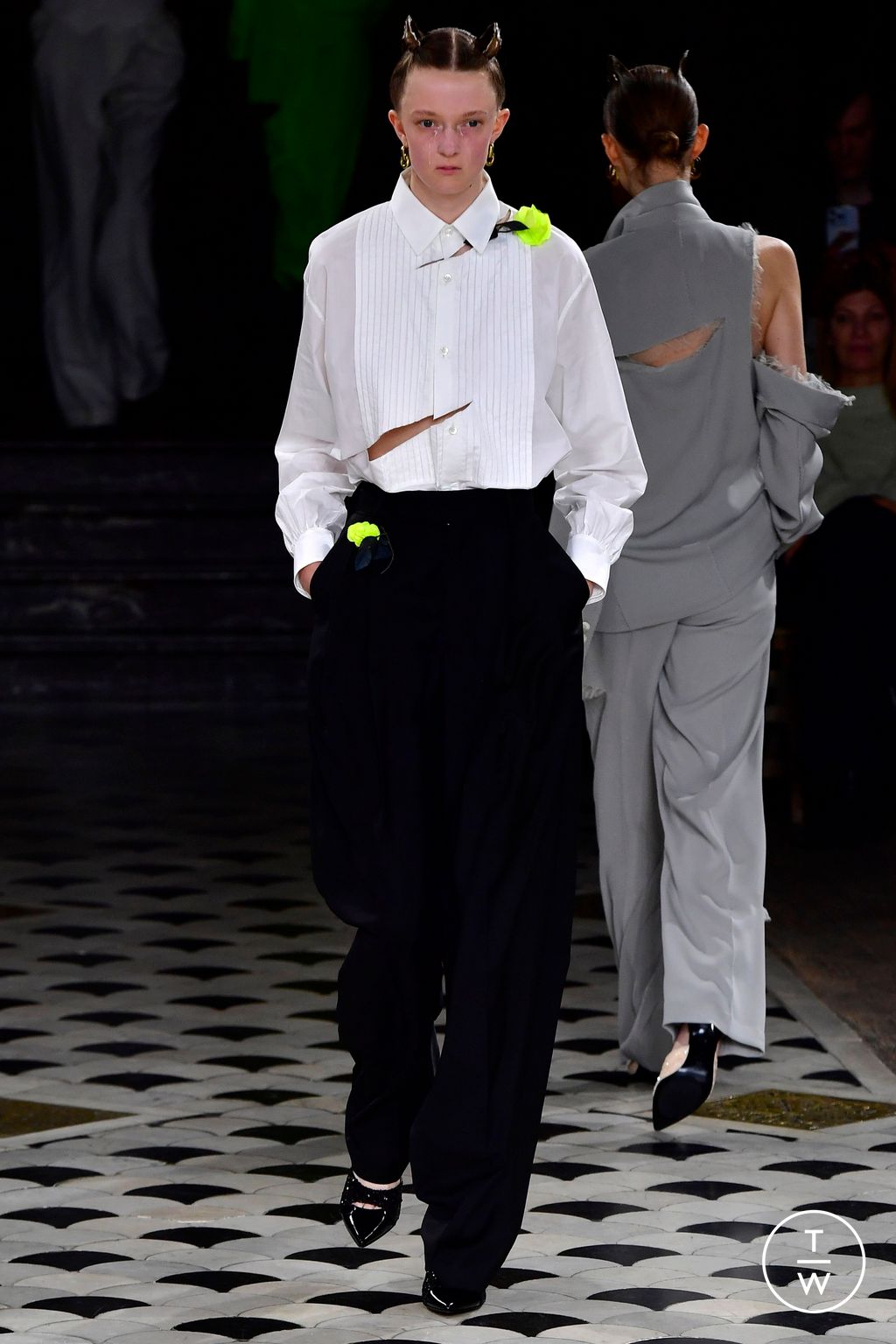 Fashion Week Paris Spring/Summer 2023 look 5 de la collection Undercover womenswear