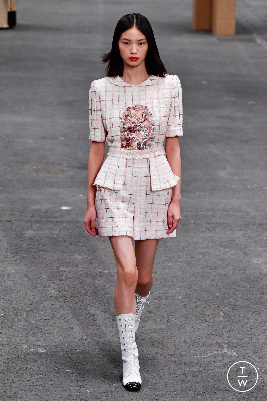 Fashion Week Paris Spring/Summer 2023 look 15 from the Chanel collection couture