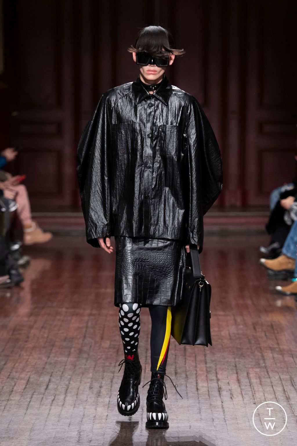 Fashion Week Paris Fall/Winter 2023 look 26 de la collection Walter Van Beirendonck menswear