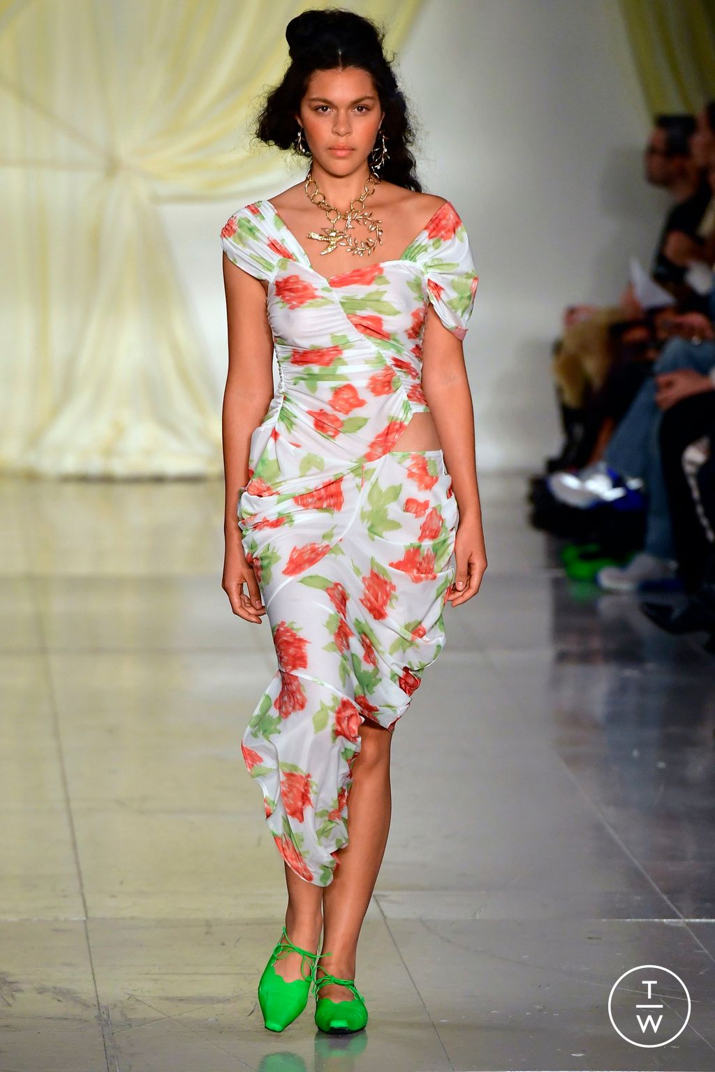 Fashion Week London Spring/Summer 2023 look 21 de la collection Yuhan Wang womenswear