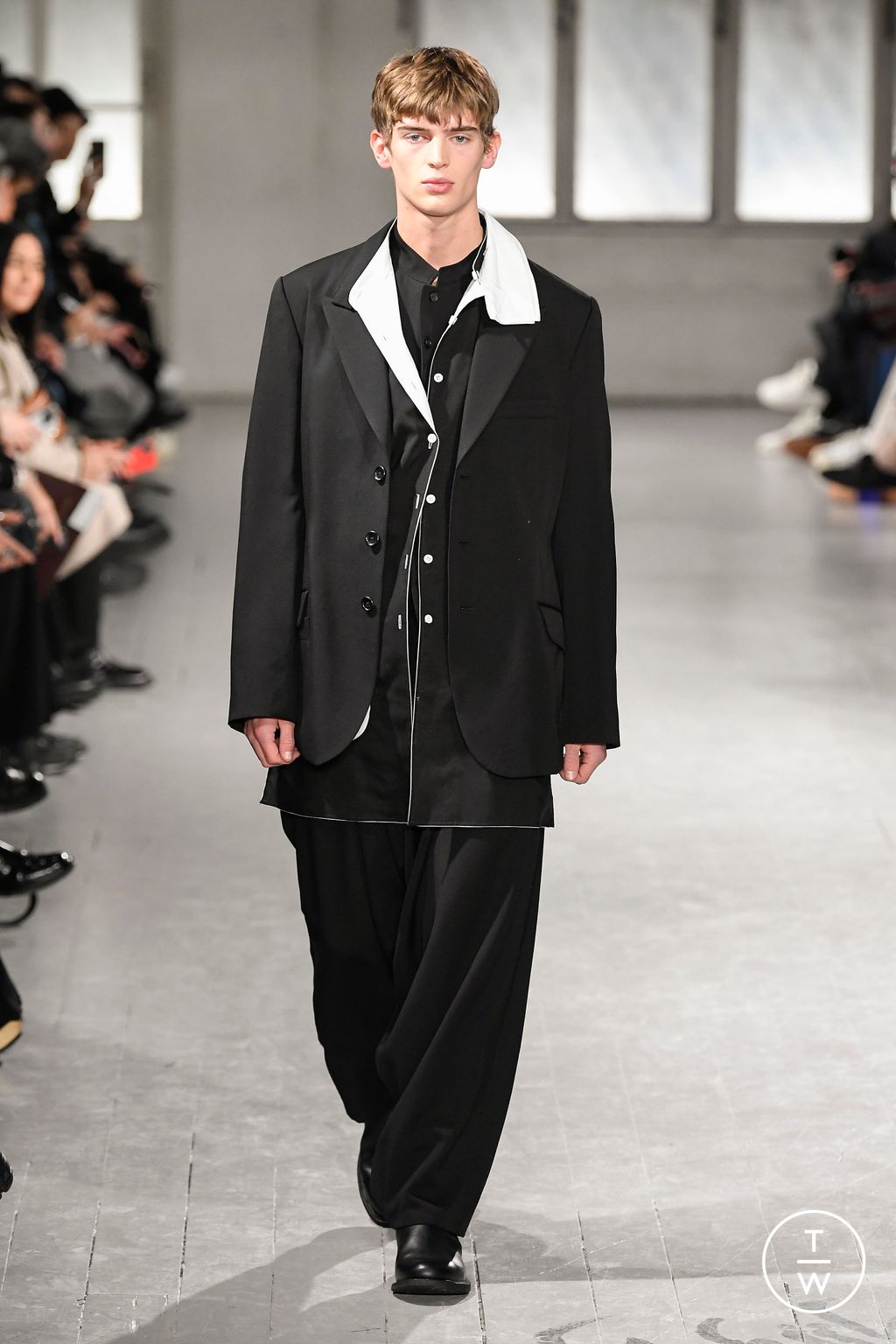 Fashion Week Paris Fall/Winter 2023 look 35 de la collection Yohji Yamamoto menswear