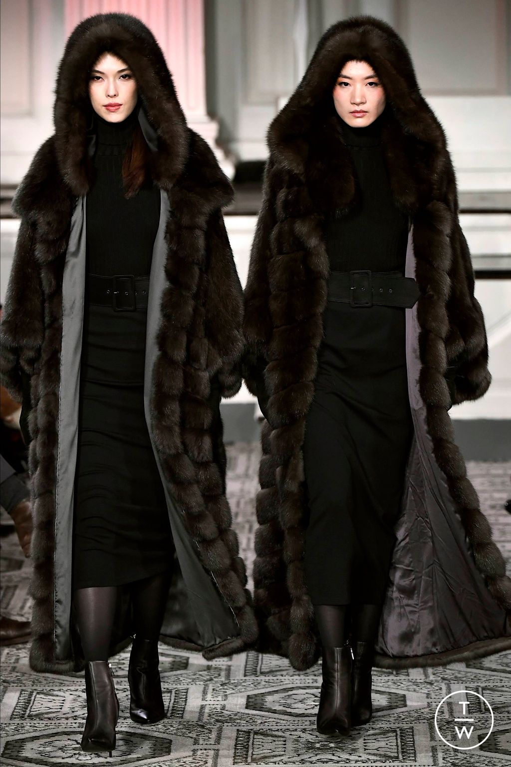 Fashion Week New York Fall/Winter 2023 look 1 de la collection Dennis Basso womenswear
