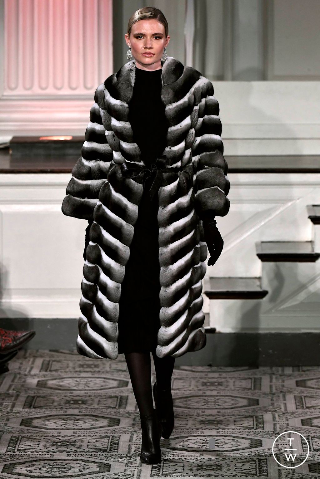 Fashion Week New York Fall/Winter 2023 look 6 from the Dennis Basso collection womenswear