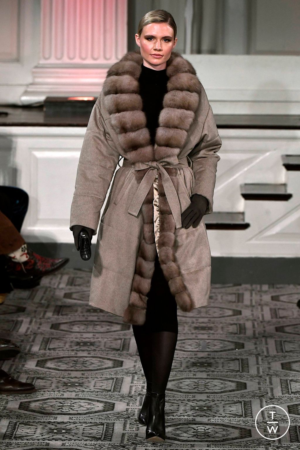 Fashion Week New York Fall/Winter 2023 look 30 de la collection Dennis Basso womenswear