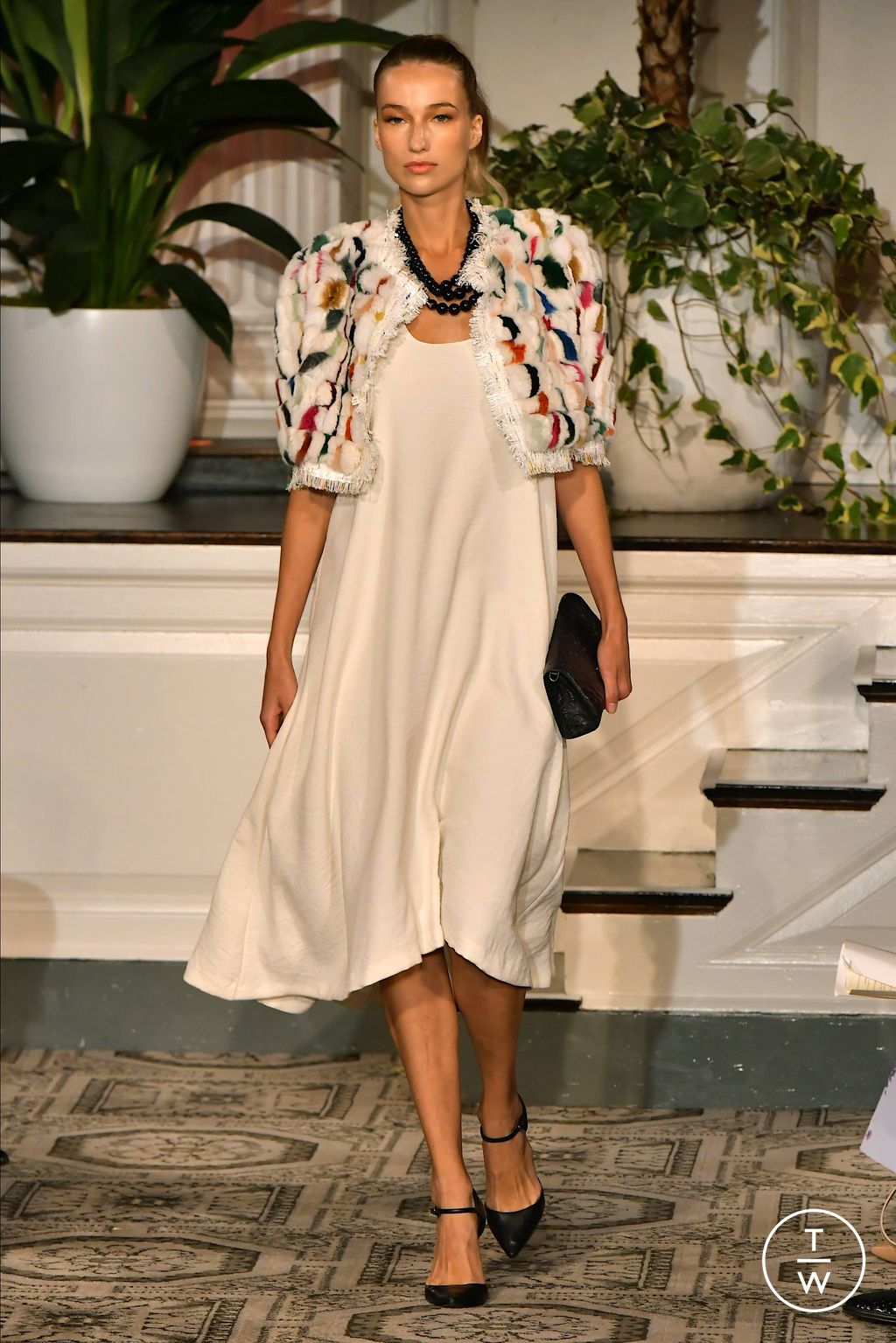 Fashion Week New York Spring/Summer 2024 look 16 de la collection Dennis Basso womenswear