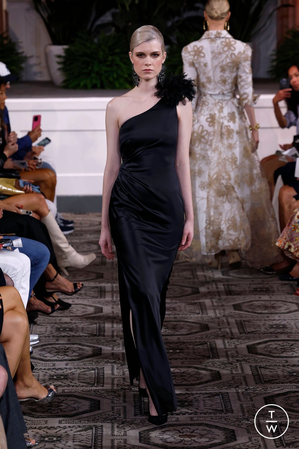 Fashion Week New York Spring/Summer 2025 look 14 from the Dennis Basso collection womenswear