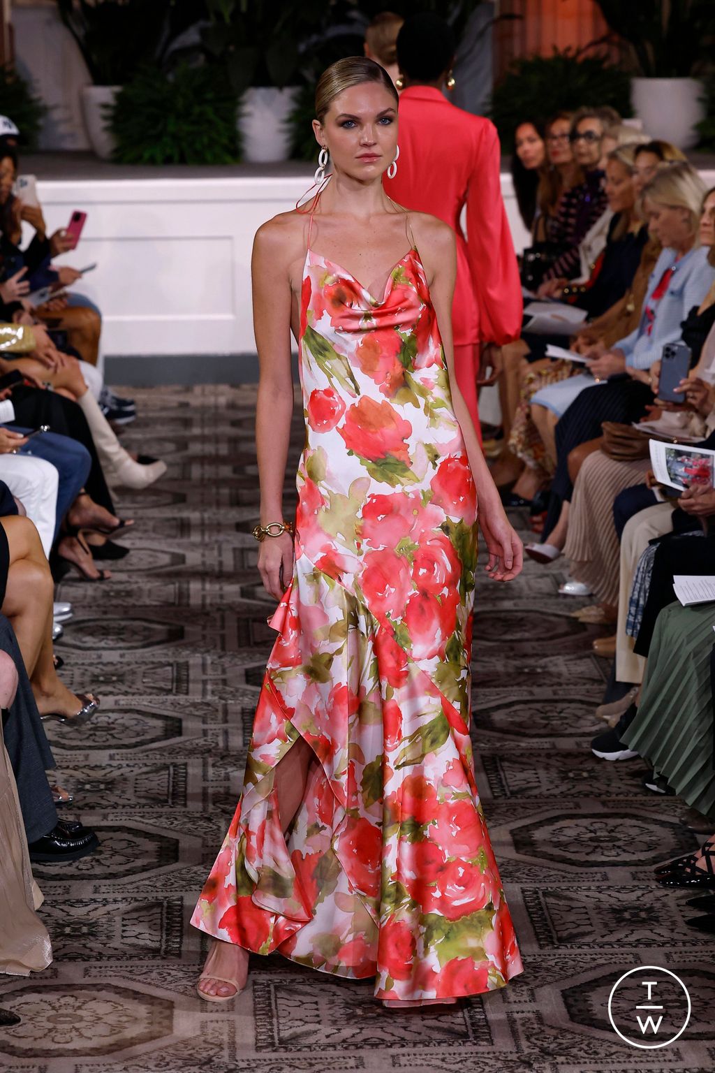 Fashion Week New York Spring/Summer 2025 look 30 from the Dennis Basso collection womenswear