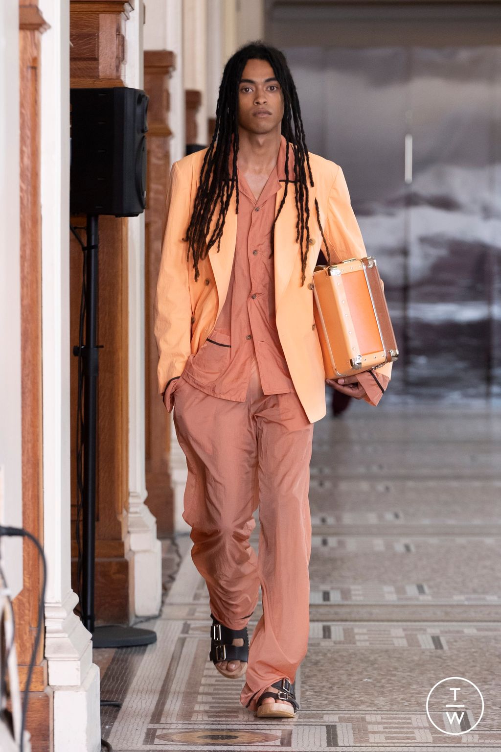 Fashion Week Paris Spring/Summer 2024 look 28 from the Denzil Patrick collection 男装